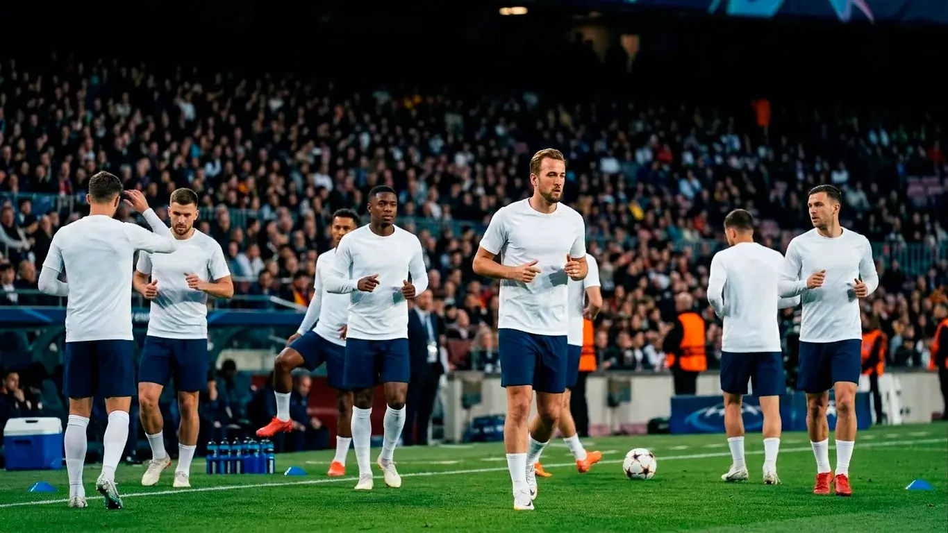 Spieler einer Nationalmannschaft in schlichten weißen Trikots beim Aufwärmen vor einem K.-o.-Spiel bei der WM 2026