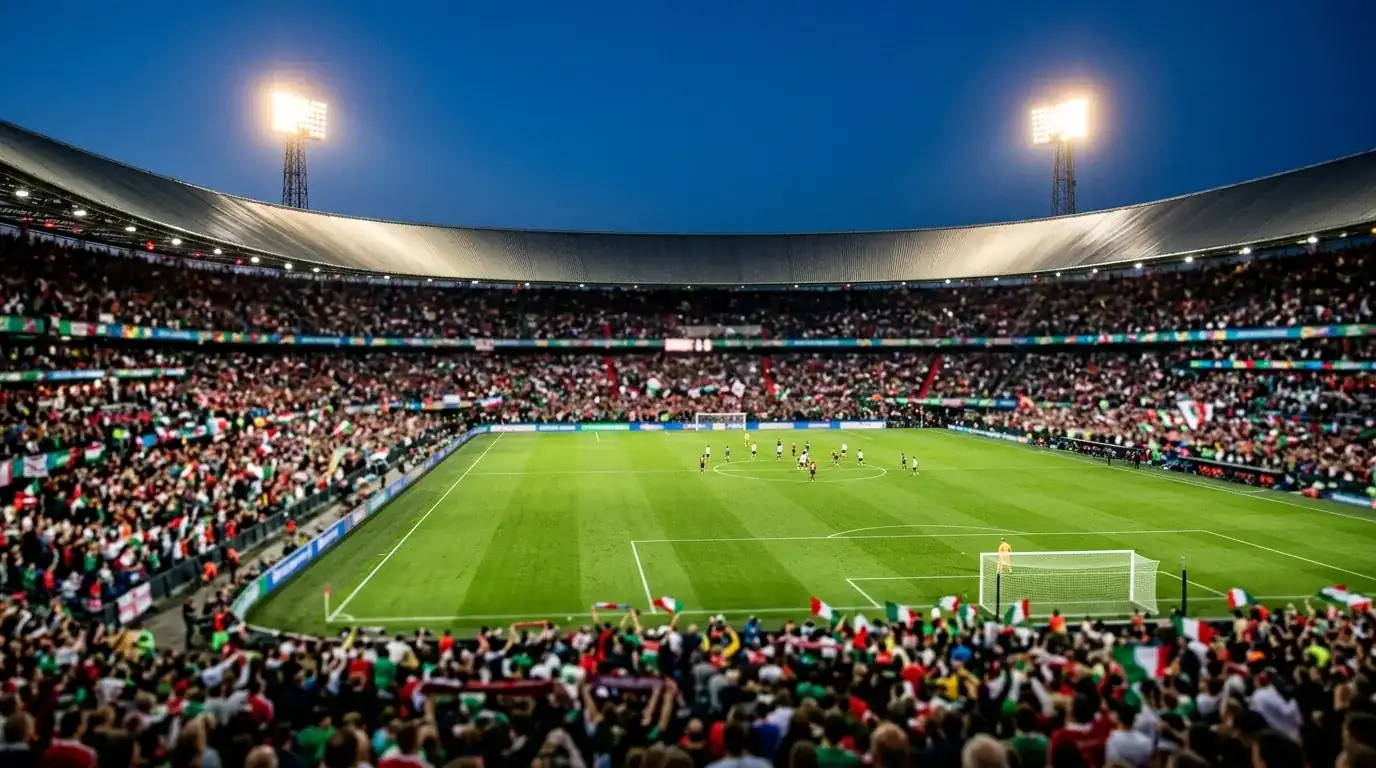 Editorial-Sportfoto eines Fußballstadions bei einbrechender Dämmerung mit gleißendem Flutlicht, einer jubelnden Fanmenge auf den Rängen und einem scharfen Rasen im Vordergrund, ohne Logos oder Flaggen