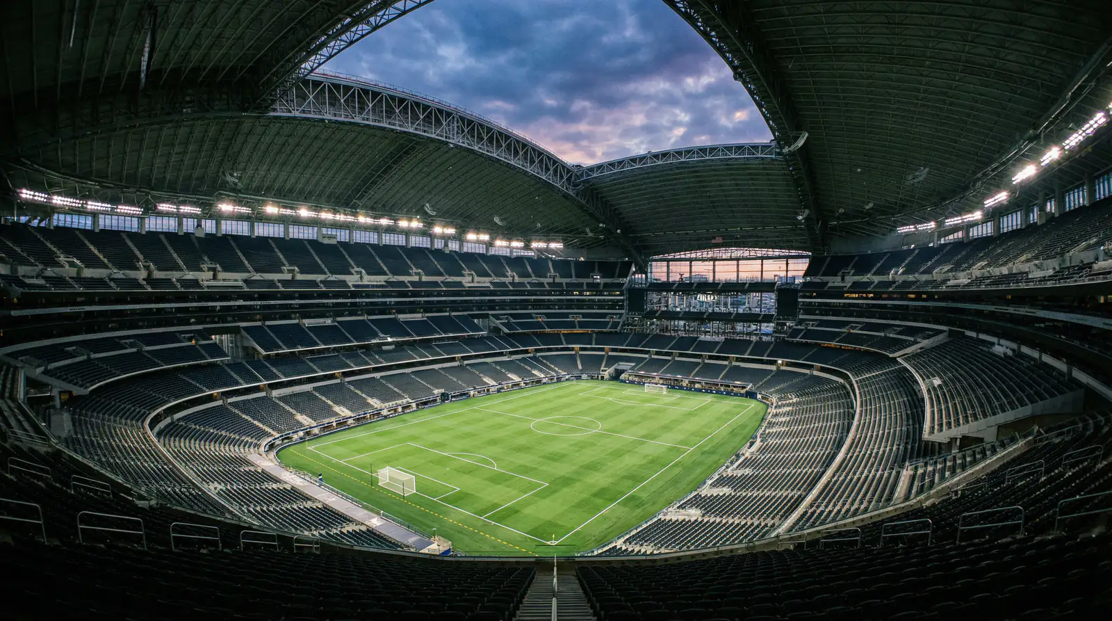 Übersicht aller 16 Stadien der FIFA WM 2026 in den USA, Mexiko und Kanada mit Kapazitäten und Standorten