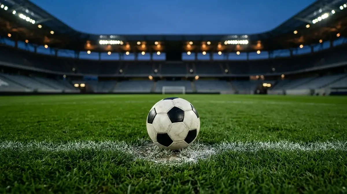 Spielball auf dem Anstoßpunkt eines Stadions bei Flutlicht